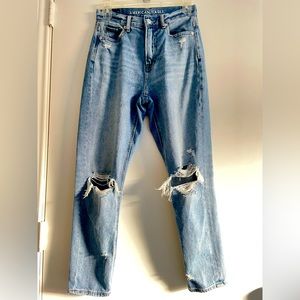 Women’s 0 short America Eagle distressed high rise mom jeans